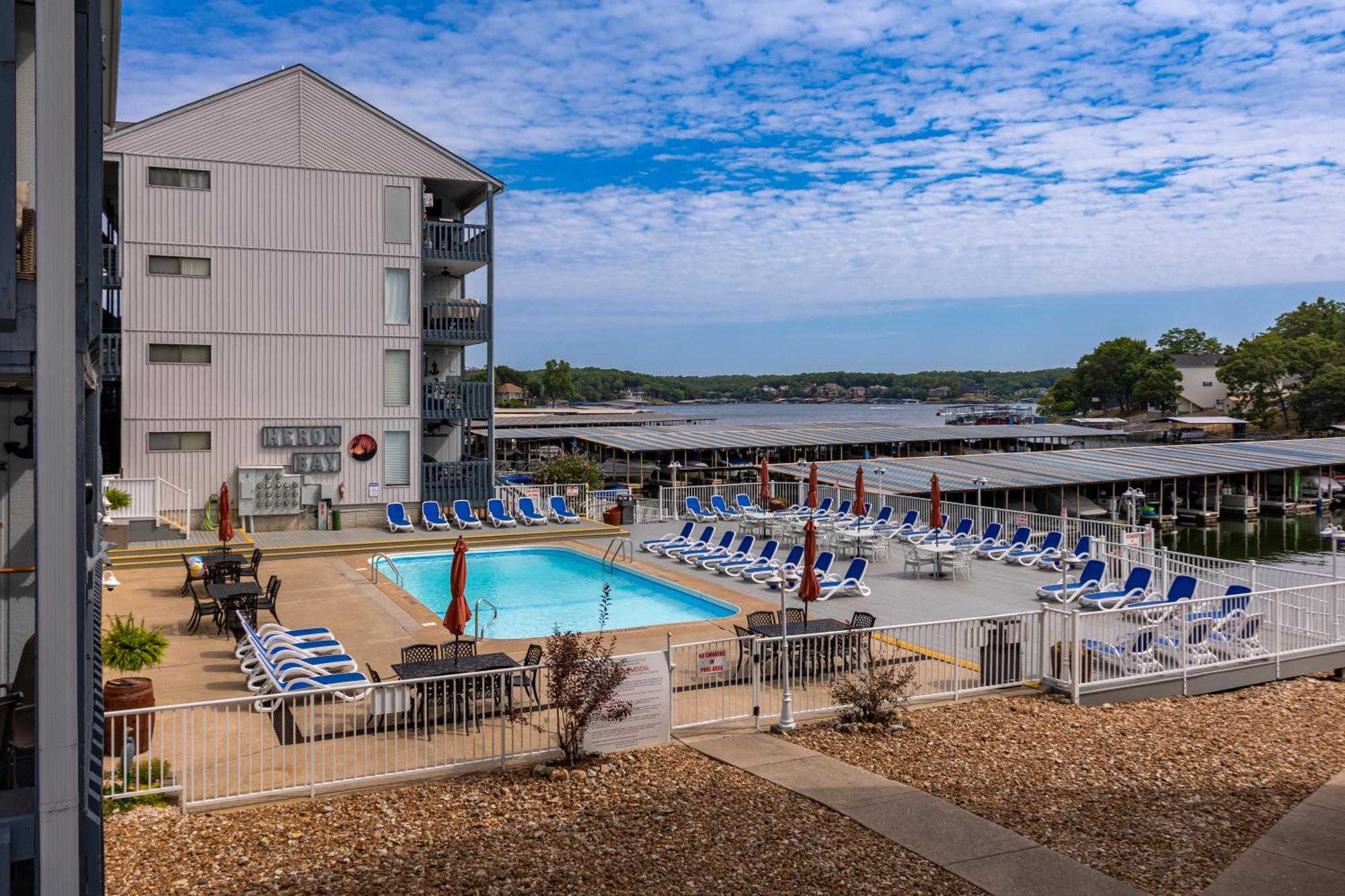 F Lakefront! Remodeled, Sleeps 4, Boat Slip, Patio, Wifi, Cable, Pool オーセージ・ビーチ エクステリア 写真